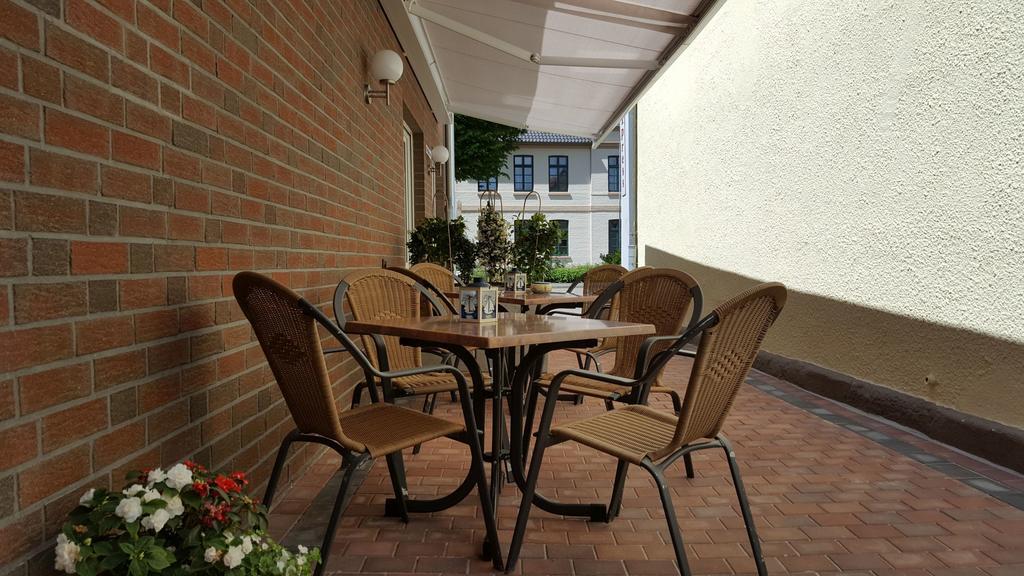 Hotel Drostenhof Garni Esens Bagian luar foto